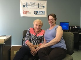88岁的马里恩·孔特拉(左)和格蕾丝·曼库索. 他们都是有王者炸金花App/RSVP的志愿者.